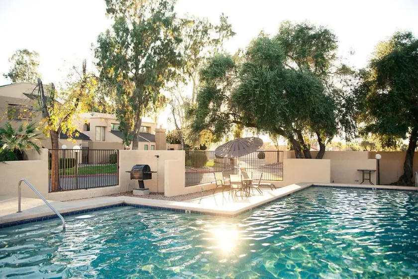 * NY LISTERING * Modern, mysig Tucson Retreat | Central, pool / bubbelpool, marknivå - Image 1