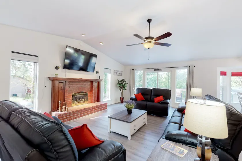 Dog-friendly home with private game room, AC, and pool - Image 1