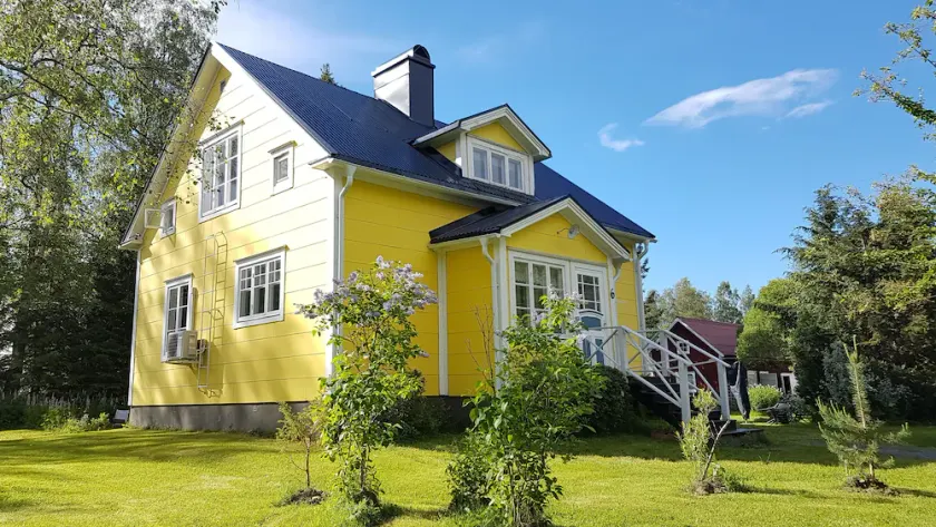 House on Hummel Bay in front of the archipelago and Skuleskogen National Park, High Coast - Image 1