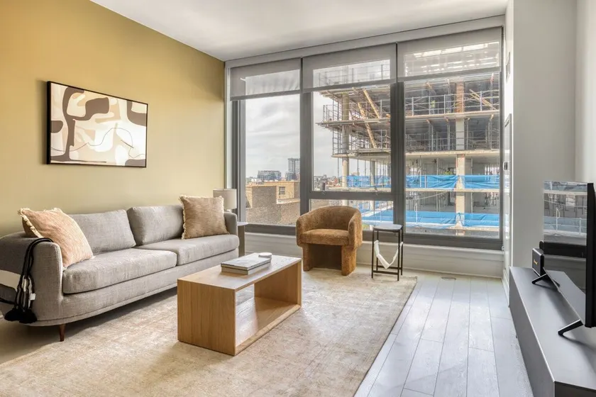 Trendy West Loop 1BR w/ Gym & Coworking, nr UIC, by Blueground - Image 1