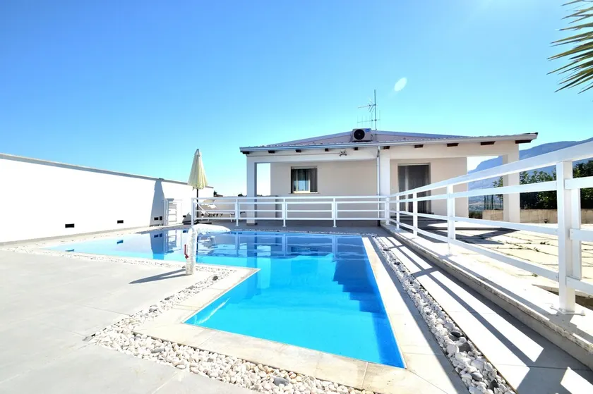 Villa \"White\" mit privatem Pool, Terrasse und WLAN - Image 1