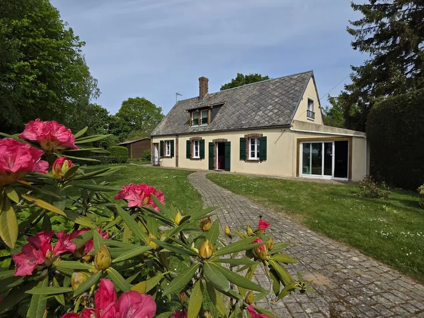 Countryside Retreat with Game Room, Spacious Garden, and Modern Amenities - Image 1