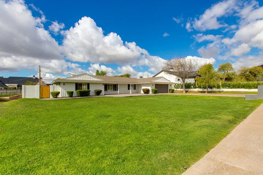 Beautiful Furnished Arcadia Home with Camelback View Off Exeter - Image 1