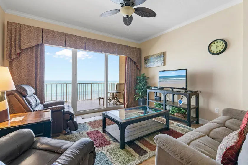 Luxury Beachfront Malibu Condo on 7th Floor ~ Close to Shopping Dining ~ Malibu 703 - Image 1