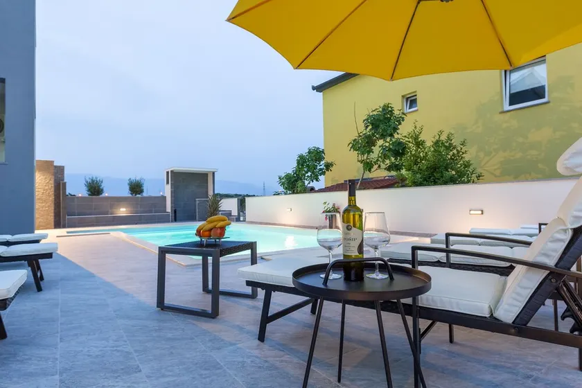 Lucky Luke Pool Apartments - Image 1
