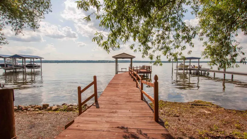 Willow Cove: Região Vinícola e Vida no Lago - Image 1