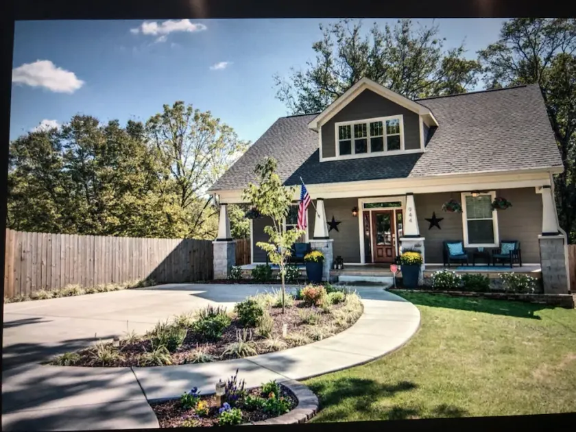 4 Br - great deck/hot tub - 3 miles to Broadway ! - Image 1