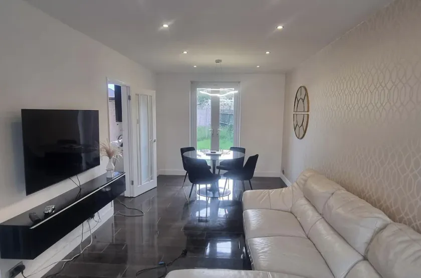 3 Bed House Sleeps 5 - Parking Garden Pets - Image 1