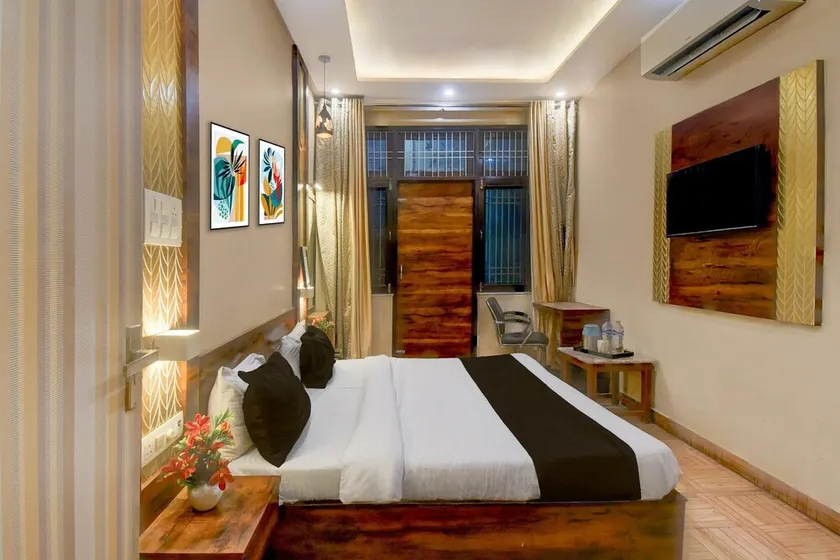 Deluxe Aishwarya Inn - Image 1