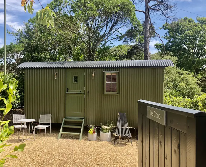 Stylish shepherd's hut, 10 mins walk from beach and village - Image 1