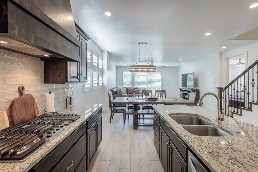 4 King En Suites - Sleeps 16 w/ Snow Canyon Views - Image 1