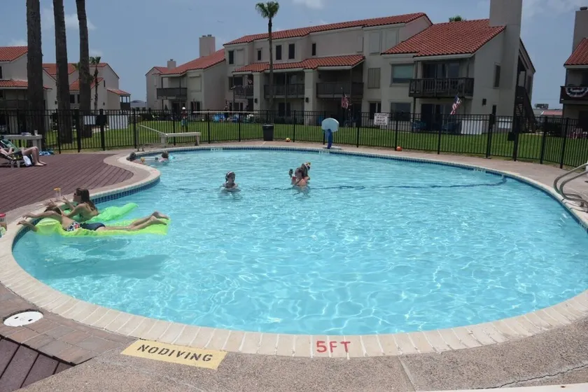 Schönes Wasserfront-Apartment an der Aransas Bay. Pool. Beleuchteter Pier. Tennis. Bootsplatz - Image 1