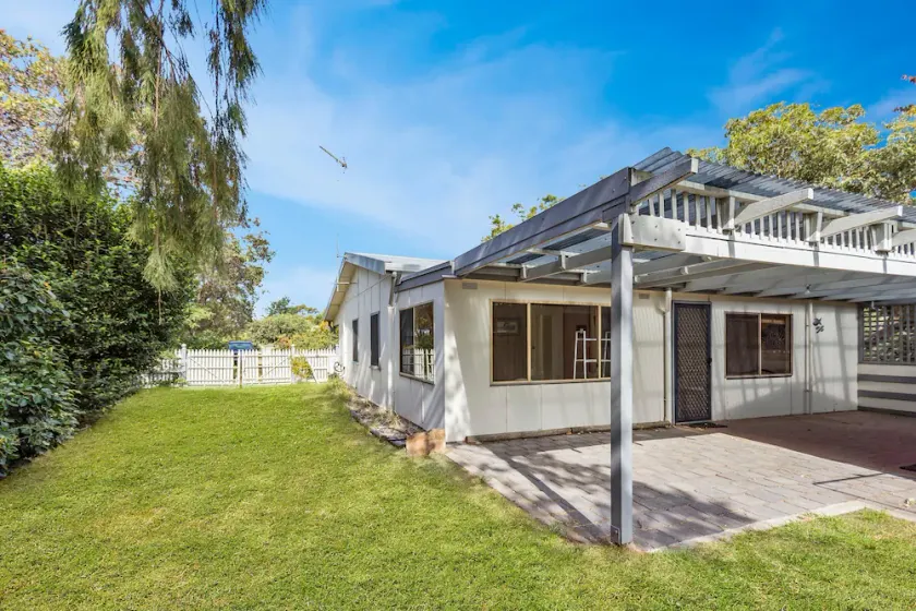 Quaint 3 bedroom holiday accommodation close to the water - Image 1