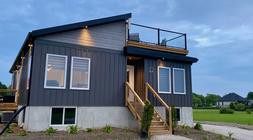 HOT TUB, ROOFTOP PATIO AND SUNSET LAKE VIEWS!!! Dogs welcome! - Image 1