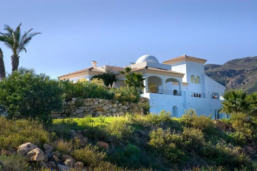 BLEJD TILFØJT<br>Luksus villa med pool, haver, spektakulær udsigt over havet og bjergene - Image 1