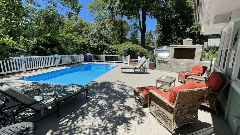 Private heated pool hot tub large deck blocks to Berrien beach - Image 1