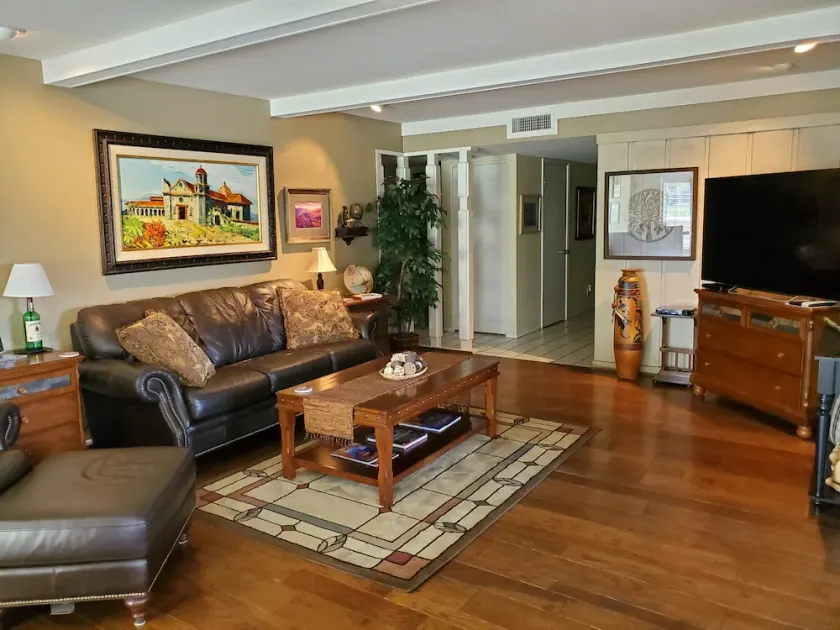 Très bien situé et la valeur! Grande, belle maison sur terrain de golf, piscine privée, un bain - Image 1
