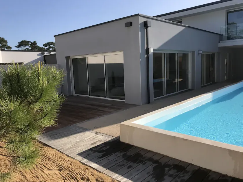 Charming house for 8–10 people, with a heated pool, 400 m from the sea—rated 4* - Image 1