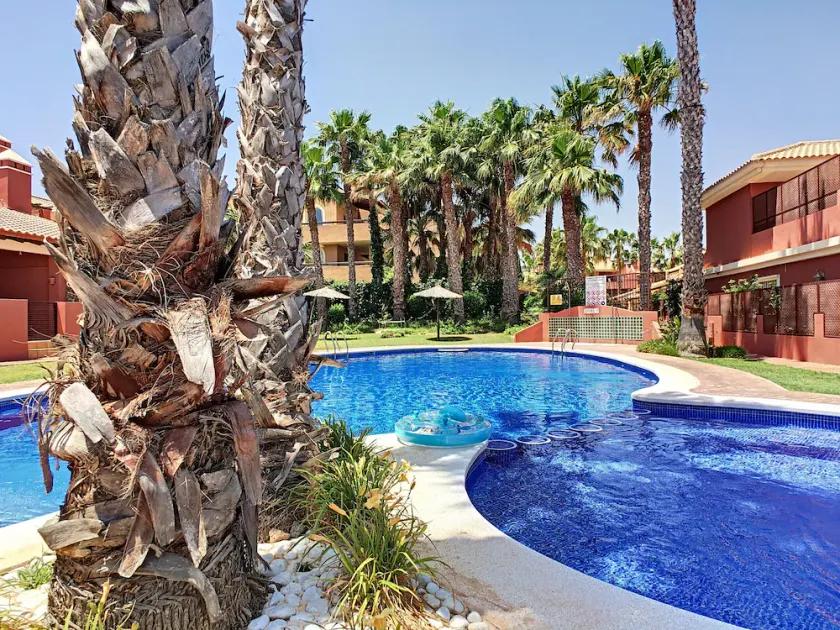 Bungalow à côté de la piscine, wifi gratuit, terrasse, patio, véranda. - Image 1