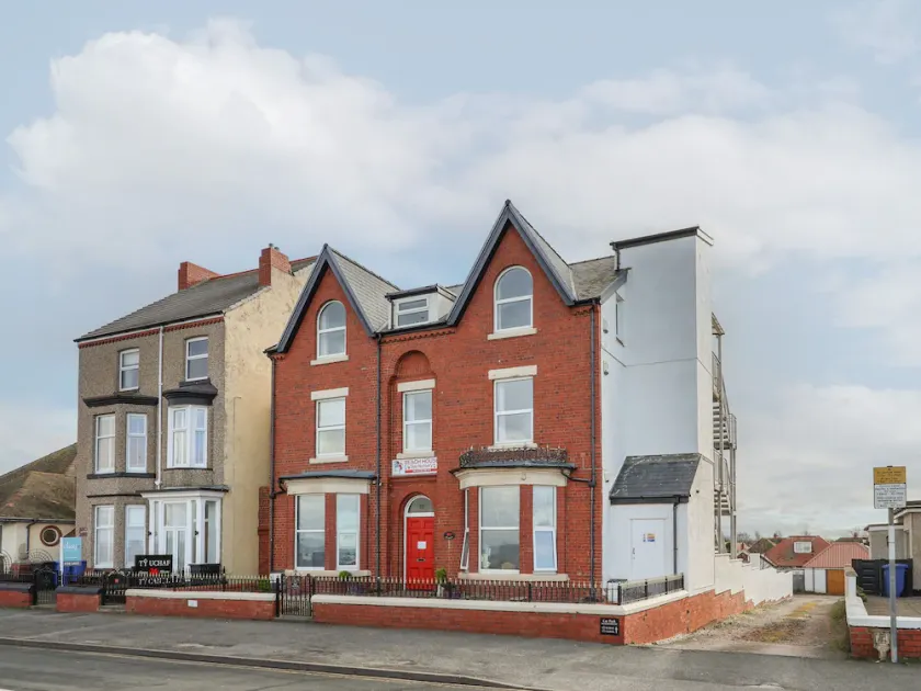 TY CANOL, pet friendly, character holiday cottage in Rhyl - Image 1