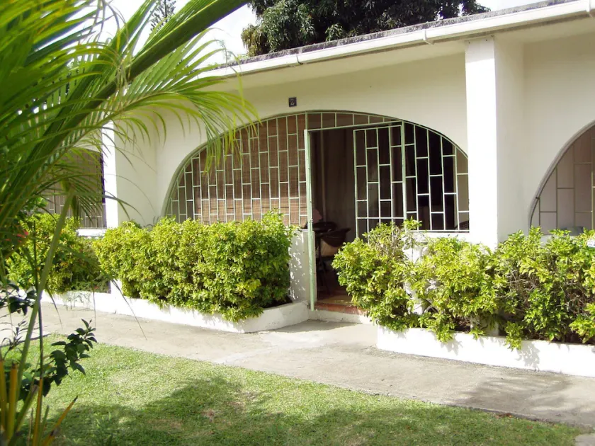 1BR Condo (mit Waschmaschine in Einheit) in Sunset Crest / Holetown (Westküste) - Image 1