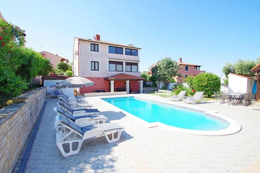 Holiday apartment with shared pool in village Banjole - Image 1