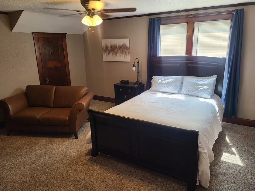 Cozy upstairs bungalow - Image 1