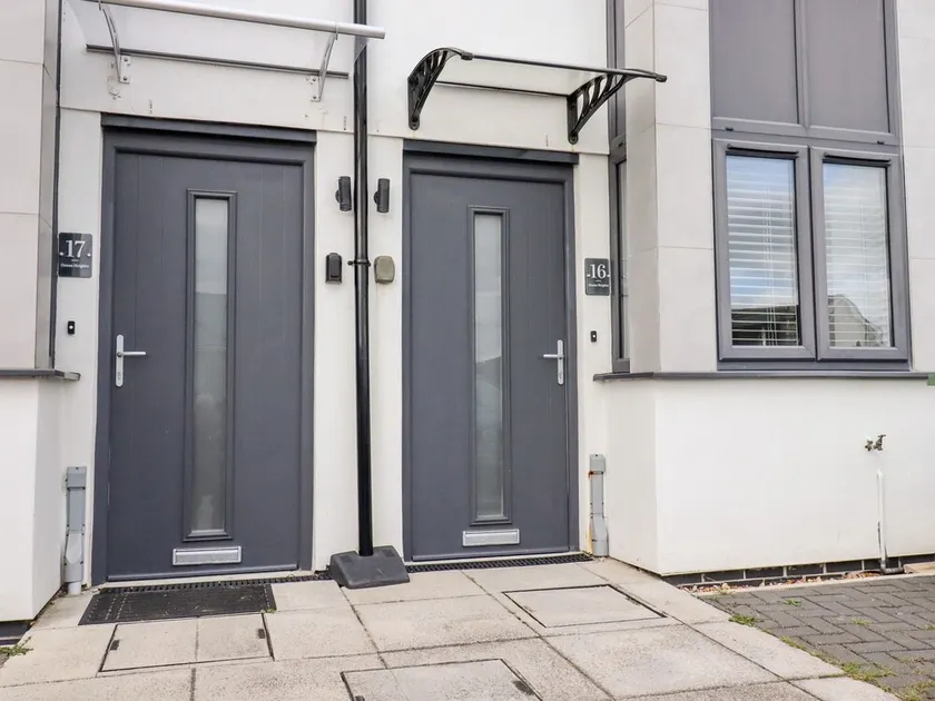 16 OCEAN HEIGHTS, pet friendly in Newquay - Image 1