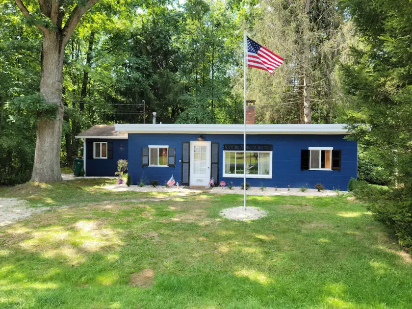 Cheerful 2 Bedroom Cottage with Hot Tub near Lake - Image 1