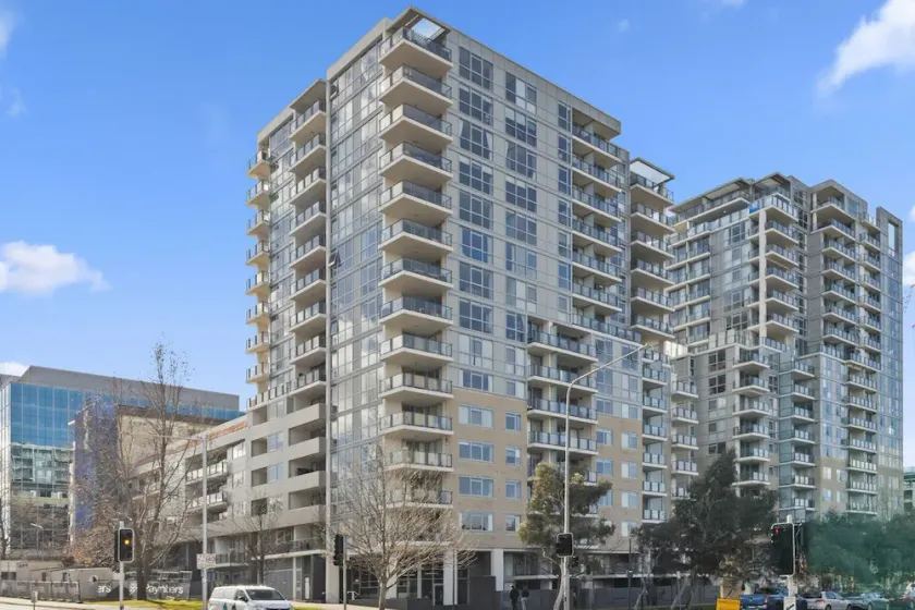 Central Lakeview Apartments - Image 1