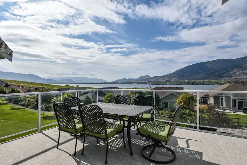 Beach, boatslip, 2 pools, 2 hottubs, 4 bdrm house sleeps 12 - Image 1