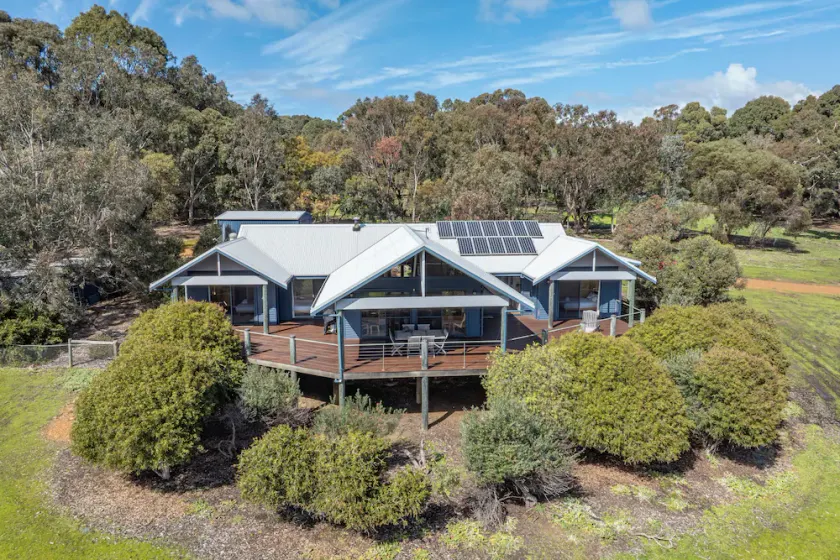 A CHARMING COUNTRY RETREAT BOASTING BREATHTAKING VIEWS OVER GUNYULGUP VALLEY - Image 1