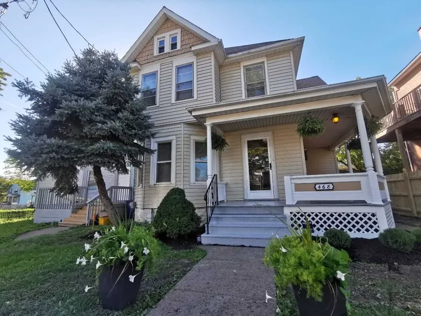 Prime location! 4 bedroom house located right next to the casino and the falls - Image 1