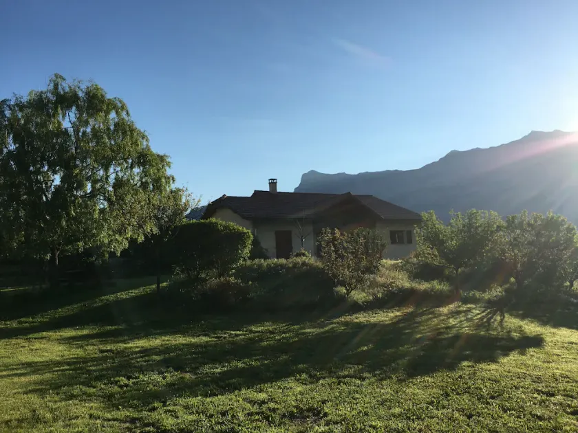 Charmante villa avec vue imprenable sur les montagnes, calme et sérénité. - Image 1