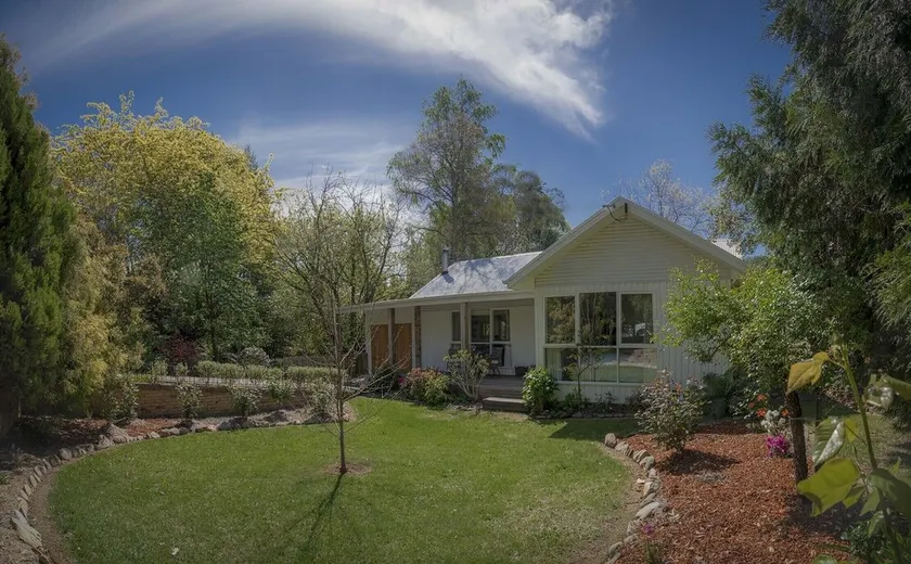 Mrs Simpson Cottage in Norala Garden - Image 1