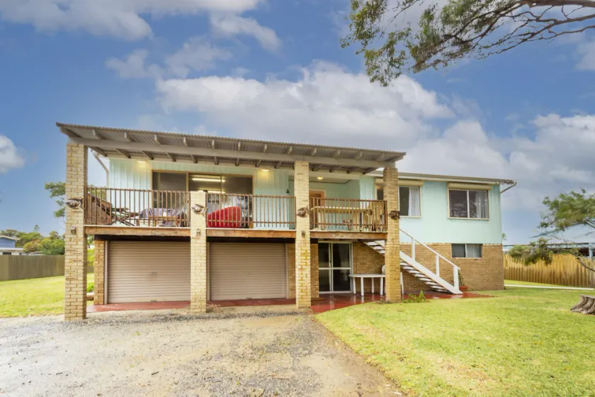 Classic Lancelin split level 70s beach house with ocean views, sleeps 8 - Image 1