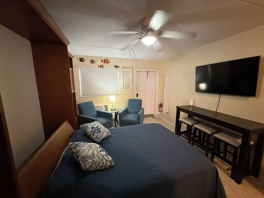Beachfront Studio Apartment with beach access and Olympic pool - Image 1