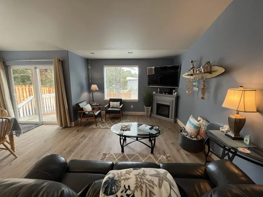 Quiet, cozy house in Westport near the beaches, downtown, fishing docks/marina. - Image 1