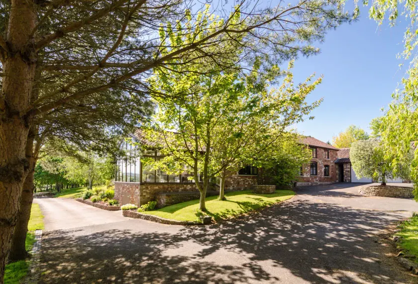Countryside retreat with stunning views & pool - Image 1