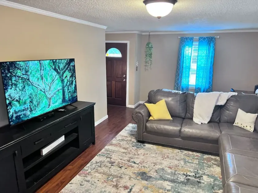 *Spacious Family Home - Downtown Gadsden!* - Image 1