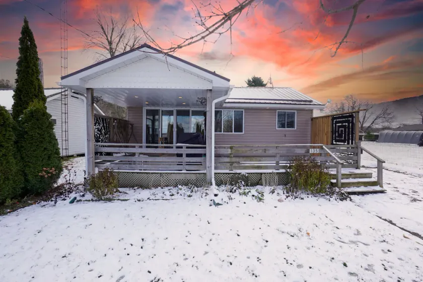 Lake view 3-bedroom cottage- Hot tub & Pool table - Image 1