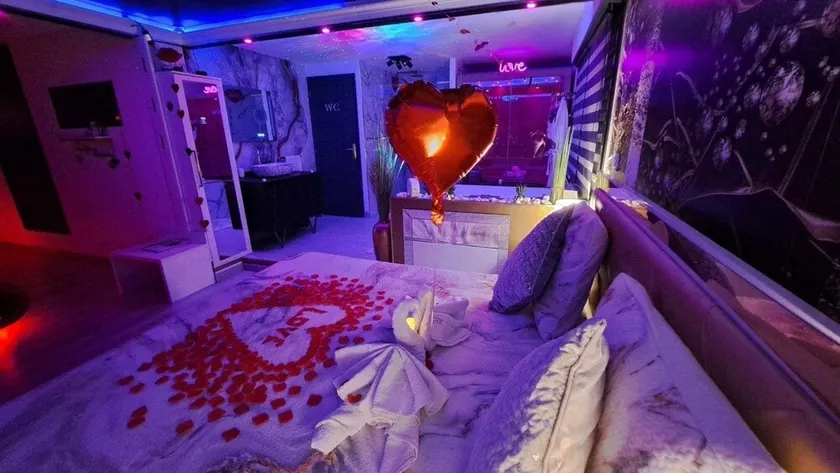 Romantic accommodation with heated indoor pool, sauna, spa, roof top kitchen - Image 1
