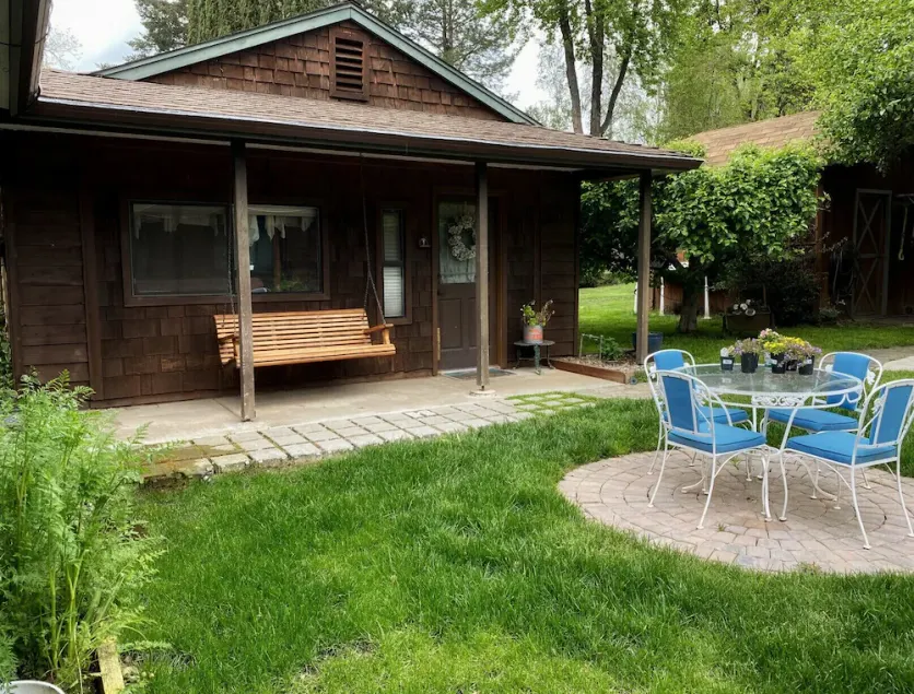The Vintage Cottage with riverfront access - Image 1