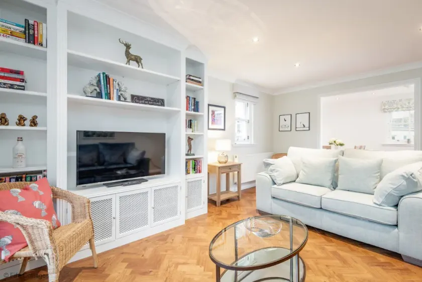 Fabulous Sleeps 8 Town Centre Apartment - Image 1