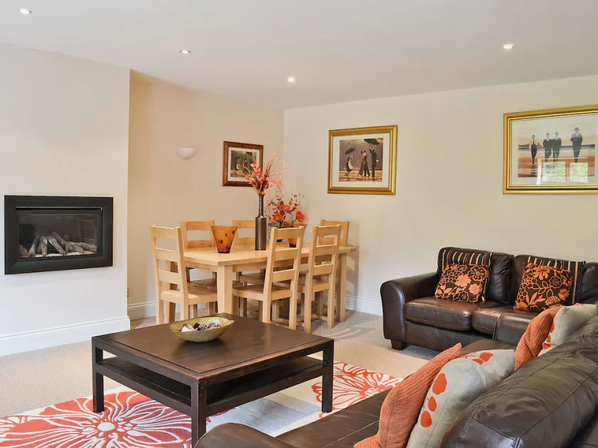 4 bedroom accommodation in Alvechurch - Image 1