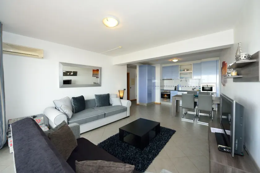 Fully Air Conditioned Luxury 9th Floor Apartment with Balcony & Ocean Views - Image 1