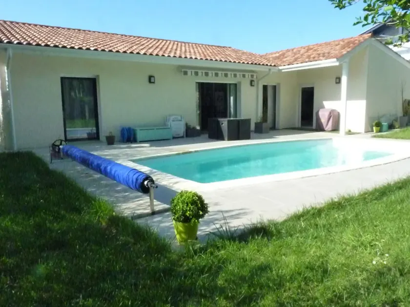 villa familiale avec piscine et jardin - Image 1