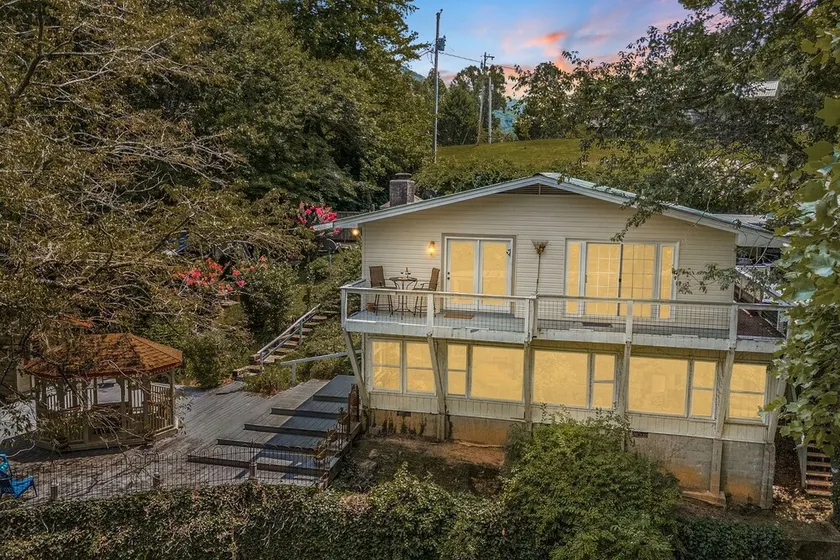 \"Falling Water\"  Perfect for families! - Image 1