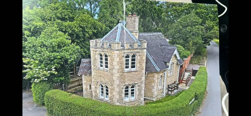 Cotswolds Castle Sleeps 8 with Enclosed Garden - Image 1