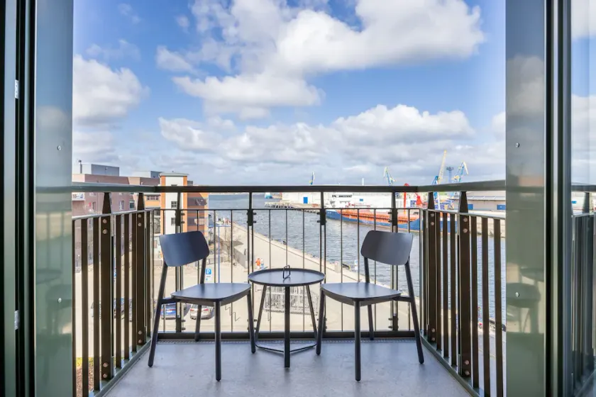 Stilvolles Apartment mit Balkon und in Erstklassiger Lage im Alten Hafen Wismars - Image 1